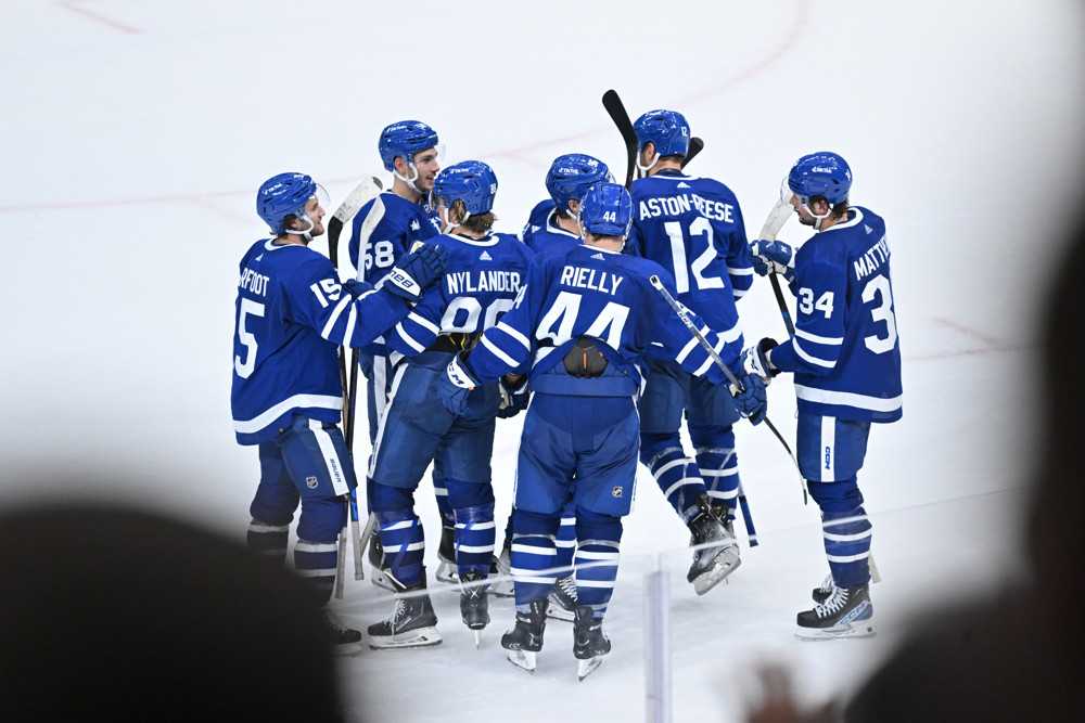 Toronto Maple Leafs celebrate win against Dallas