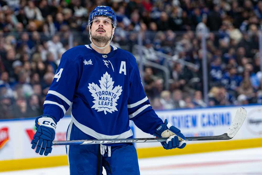 <strong>Toronto Maple Leafs' mid-season MVPs – Mitchell Marner, William Nylander, and Mark Giordano</strong> 43 Auston Matthews wearing his blue and white jersey stares upward mid-game.