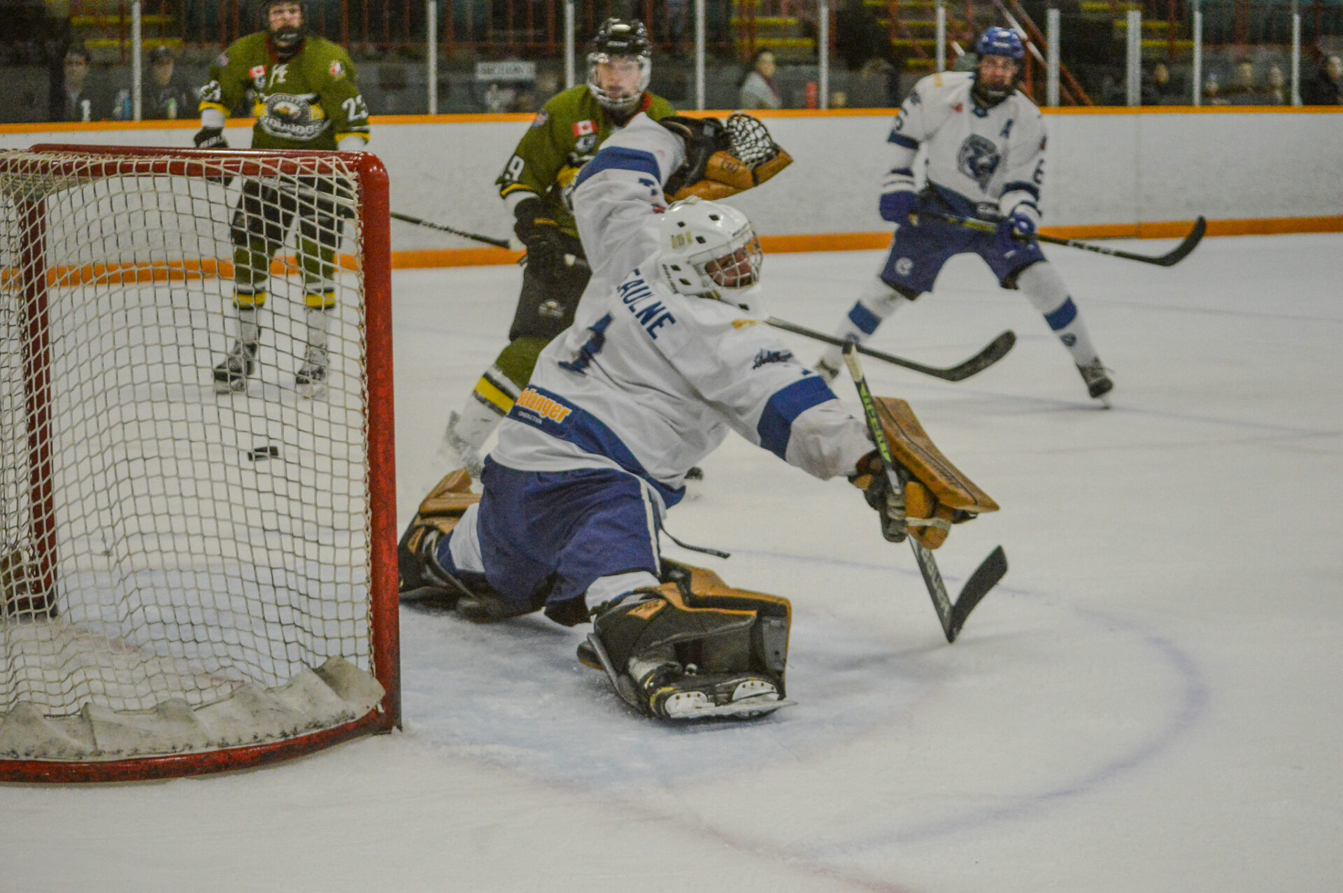 Cubs goalie stretches for puck