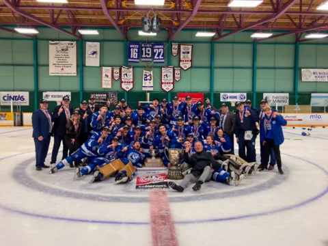 Cubs pose with trophy