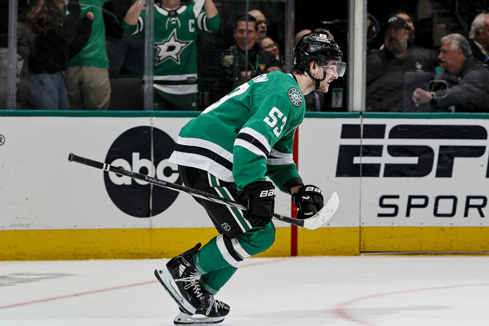 Dallas Stars shine on power play in stunning third-period comeback to steal Game 1 43 Dallas Stars player, Wyatt Johnston, skating