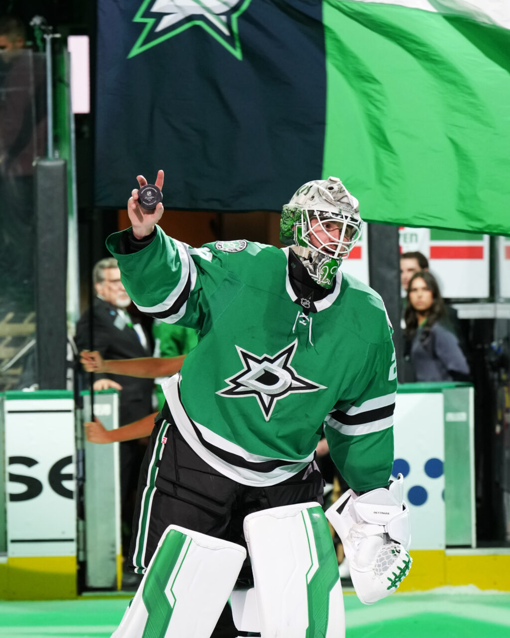 McDavid, Hyman power Oilers to dominant Game 3 win over Stars 44 Stars' goalie salutes crowd