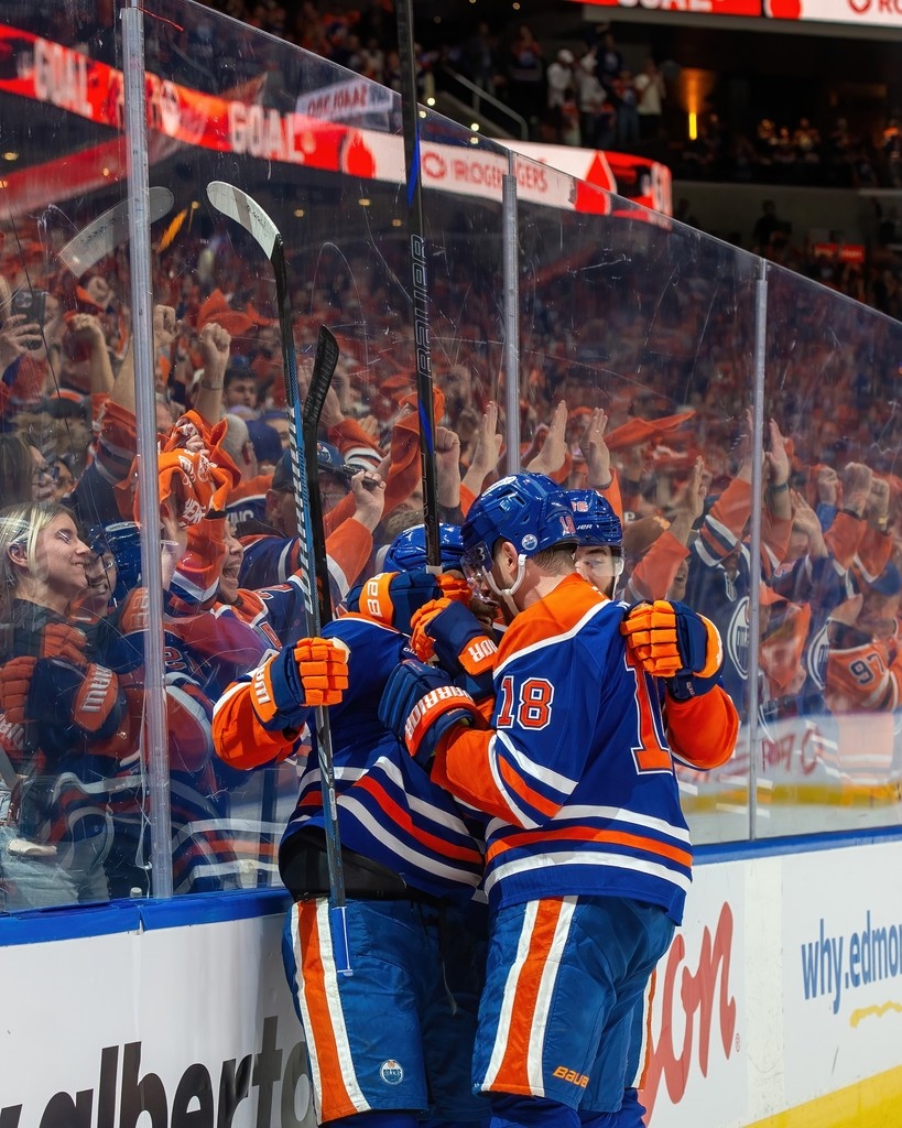 McDavid, Hyman power Oilers to dominant Game 3 win over Stars 42 Oilers hug it out after scoring goal