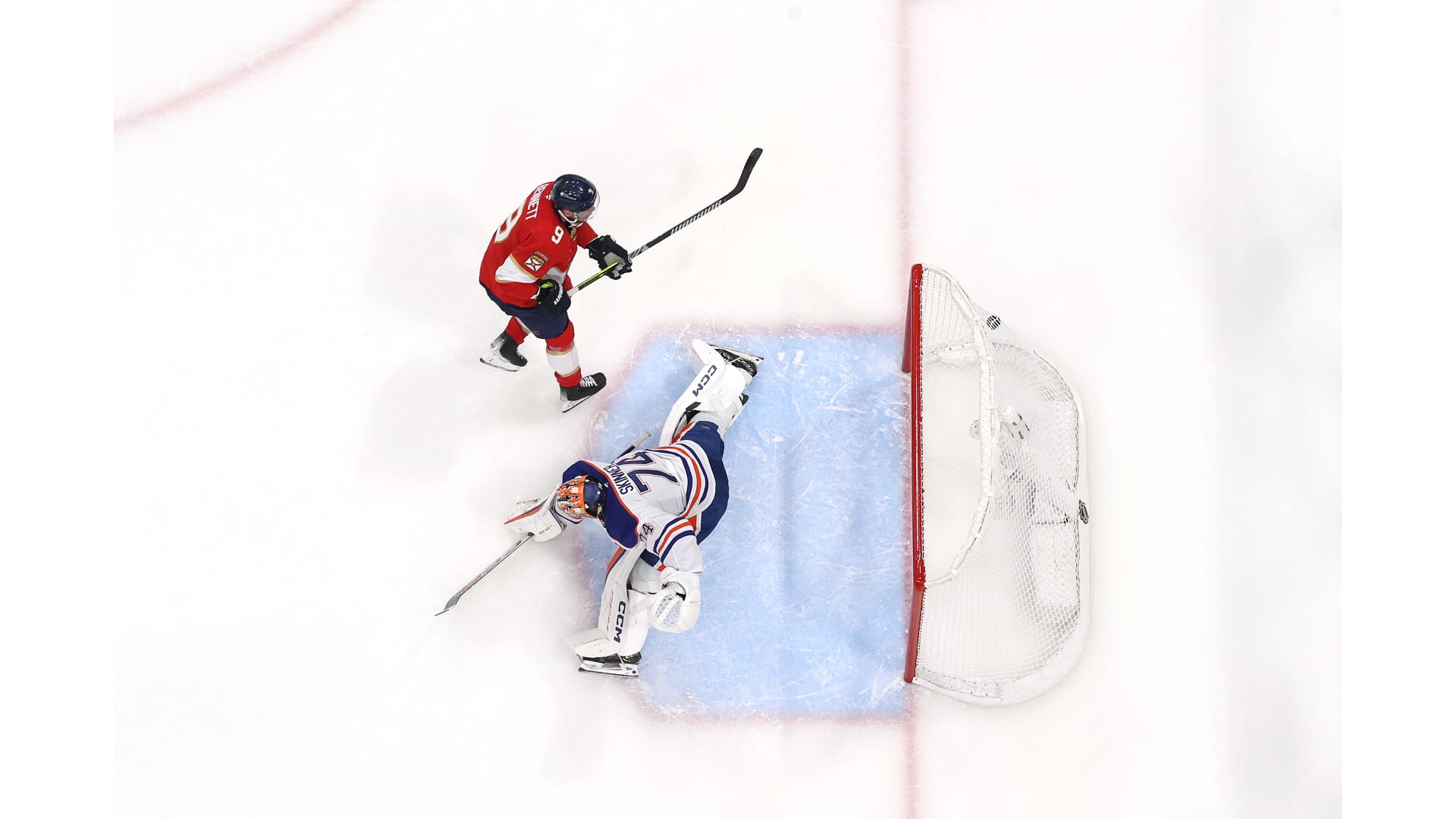 Panthers dominate Oilers in Game 3, take series lead in Stanley Cup Final 42 Panthers forward Sam Bennet scores a goal