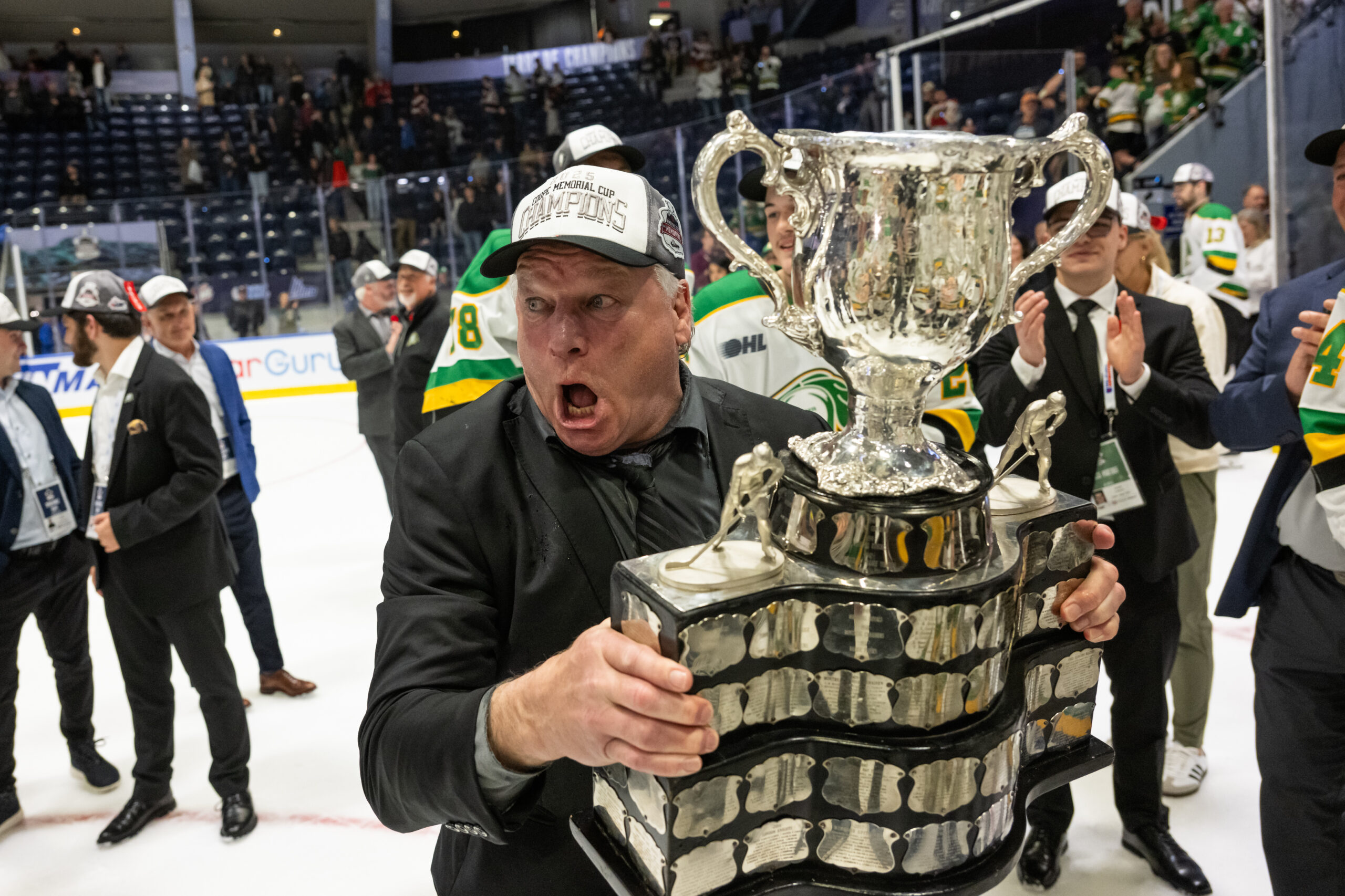 London Knights crowned Memorial Cup champions 45 London Knights head coach Dale Hunter celebrates with Memorial Cup